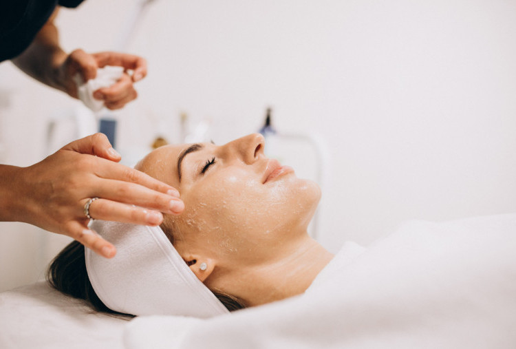 Kulit Butuh Eksfoliasi? Ini Waktu yang Tepat untuk Peeling Wajah