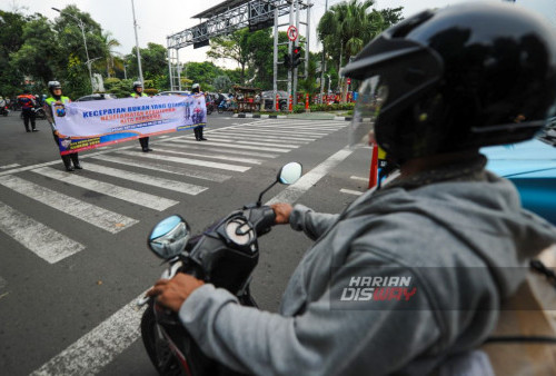 Dalam upaya untuk meningkatkan kesadaran dan kepatuhan masyarakat terhadap aturan lalu lintas, petugas Satlantas memberikan edukasi tentang pentingnya menggunakan helm, menjaga jarak aman antar kendaraan, dan mematuhi rambu-rambu lalu lintas.