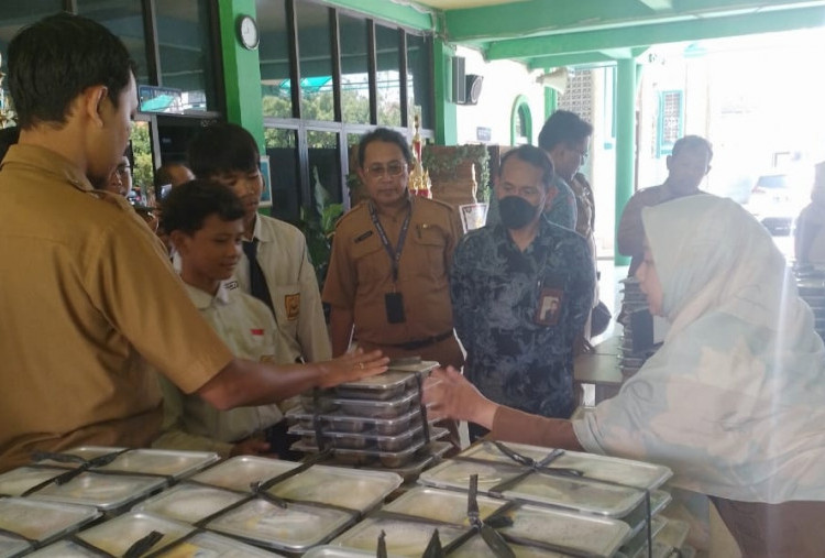 Makanan Gratis di SMPN 13 Surabaya Ternyata Basi, yang Alergi Pun Dapat Menu Sama