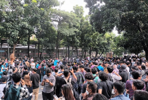 Mahasiswa Demo Rektor Universitas Pancasila Dugaan Kasus Pelecehan Seksual, Jalan Raya Lenteng Agung Macet