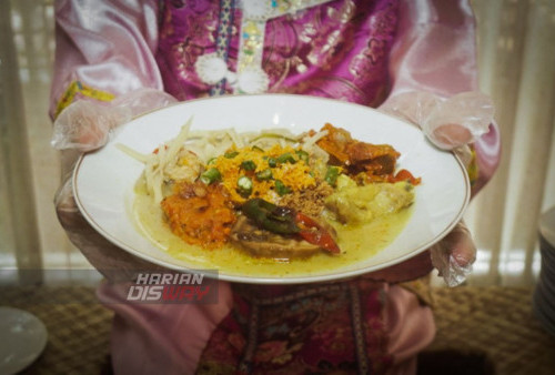 Dalam lontong Cap Go Meh Waroeng Pati tersebut ada beberapa menu antara lain, sayur rebung, lontong, ayam kare, sambel goreng  rempelo ati dan telur petis serta kondiment yaitu, Docang (irisan kacang panjang dan parutan kelapa), koya kelapa, sambel goreng ebi dan bawang goreng. Menu baru Lontong Cap Go Meh Hadir di Waroeng Pati, Deka Hotel Surabaya pada bulan Januari. Kehadiran menu baru Lontong Cap Go Meh tersebut sebagai rangkaian penutup ritual perayaan Tahun Baru Imlek. Lontong Cap Go Meh tersebut di jual dengan harga 65.000/pax.