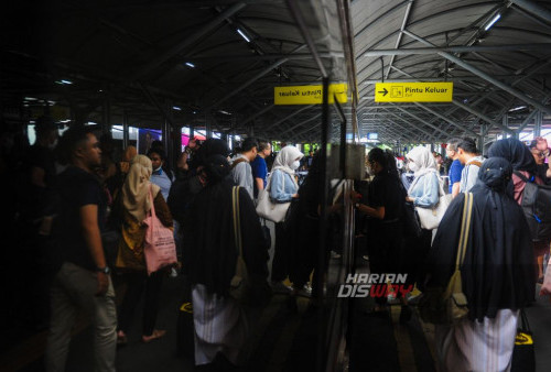 Calon penumpang antri memasuki gerbong kereta api Sritanjung jurusan Yogyakarta saat berhenti di Stasiun Surabaya Gubeng, Jawa Timur, Minggu, 10 Desember 2023. PT KAI (Persero) Daop 8 Surabaya mencatat sebanyak 126.802 tiket terjual dari total sebanyak 422.676 yang disediakan oleh KAI Daop 8 Surabaya untuk periode musim Natal 2023 dan Tahun Baru 2024. Jumlah ini telah mencapai 30% dari kapasitas yang disediakan oleh KAI Daop 8 Surabaya. (Julian Romadhon/Harian Disway)
