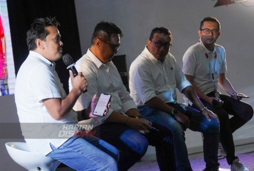 Head of Region East Java & Bali Nusra Indosat Ooredoo Hutchison, Soejanto Prasetya (tengah), District Operations Head East Java, Jember, & Bali Nusra Indosat Ooredoo Hutchison, Vega Sumampouw (kedua kiri), bersama pelanggan setia IM3 dan Tri melakukan seremoni pencapaian 100 juta pelanggan di kantor IOH regional Surabaya, Jawa Timur, Jumat (9/12/2022).
