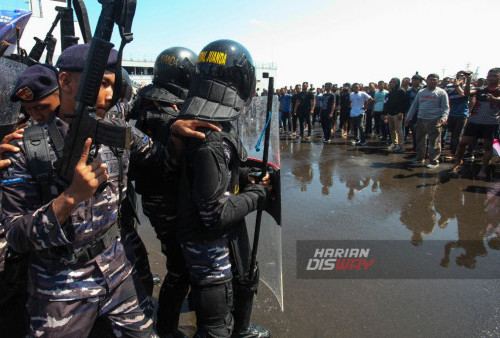 Personel TNI Angkatan Laut melakukan Latihan Pengamanan Pemilu 2024 di Koarmada II, Surabaya, Jawa Timur, Rabu, 22 November 2023. Latihan Pengamanan Pemilu 2024 TNI AL tersebut digelar untuk meningkatkan profesionalisme prajurit dan kesiapan operasional satuan, unsur dan material dalam pelaksanaan pengamanan serta mengantisipasi kerawanan yang dapat ditimbulkan selama rangkaian Pemilu 2024. (Julian Romadhon/Harian Disway)