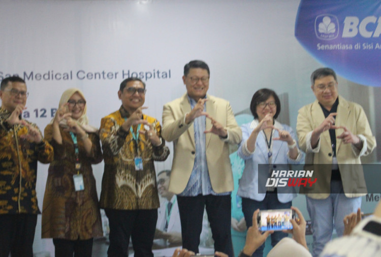 Direktur PT Sentul Sarana Medika Hj. Hera Melinda, SE, MMRS
(kedua kiri), Direktur RSU San Medical Center Dr. dr. H. Budi Santoso, SpOG, MMRS, MHKes,
CMC, FIHFAA (ketiga kiri), Dewan Pengawas RSU San Medical Center Dr. Dicky Budiman, B. Med.,
MD., MScPH., Ph.D (kiri), Wakil Presiden Direktur BCA John Kosasih (ketiga kanan), Kepala
Kantor Wilayah I BCA Hianni (kedua kanan), serta EVP Commercial & SME Banking Division
Freddy Iman (kanan) bersama-sama meresmikan program Cicilan 0% untuk semua layanan
kesehatan pada Jumat (25/7). Kolaborasi ini diharapkan dapat memberikan solusi pembayaran
yang lebih fleksibel bagi nasabah dalam menghadapi kebutuhan medis serta mendukung
kenyamanan pasien dalam mengakses layanan kesehatan yang optimal.