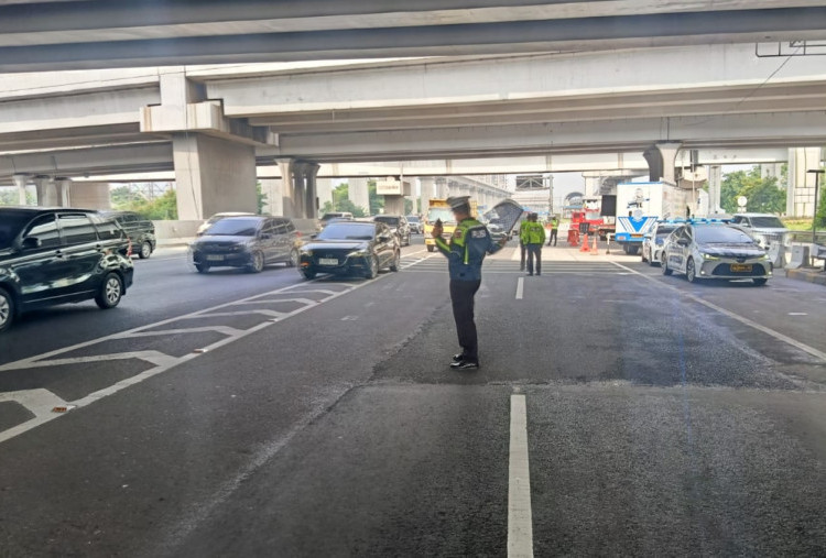 Kendaraan Balik ke Jakarta Makin Ramai, One Way Nasional di GT Kalikangkung Mulai Berlaku