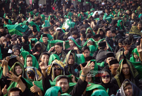 Suasana ribuan pendekar Pagar Nusa saat hadiri Ijazah Kubro dan Pengukuhan Pimpinan Pusat Pagar Nusa di Lapangan Jala Krida Mandala, Surabaya, Jawa Timur, Minggu 22 Oktober 2023. Pelaksana Ijazah Kubro dan Pengukuhan Pimpinan Pusat Pagar Nusa 2023 yang dihadiri sebanyak 25.000 pendekar Pagar Nusa, diantaranya termasuk 450 Pasukan Inti Pagar Nusa yang menjadi tim keamanan. (Moch Sahirol/Harian Disway)
