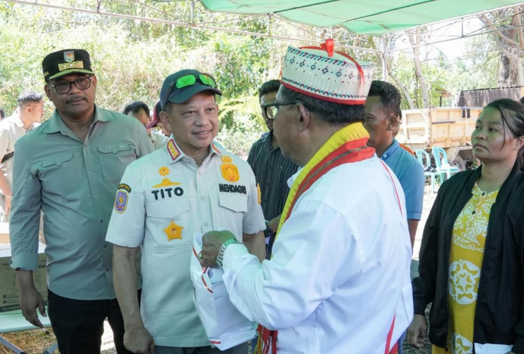Mendagri Tinjau Korban Gempa Manggarai Timur, Siapkan Bantuan Rumah hingga Rp70 Juta