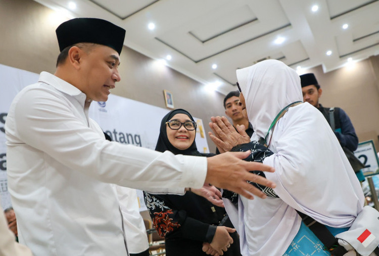 Eri Cahyadi Lepas Keberangkatan Jamaah Haji Surabaya, Titip Doa untuk Kota Pahlawan