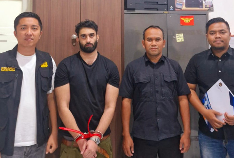 Bule Inggris Ngamuk di Petshop Tak Mau Bayar Jasa Titip Kucing, Dicokok Imigrasi Tangerang!