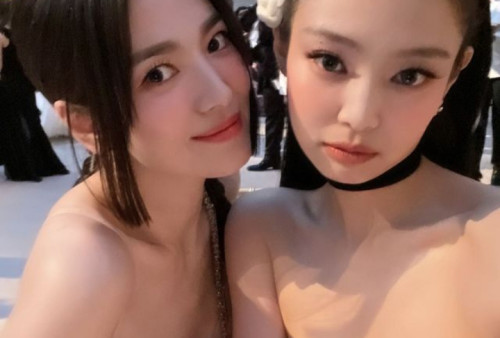 Heboh Visual Jennie BLACKPINK dan Song Hye Kyo, Selfie Bareng di Met Gala 2023!