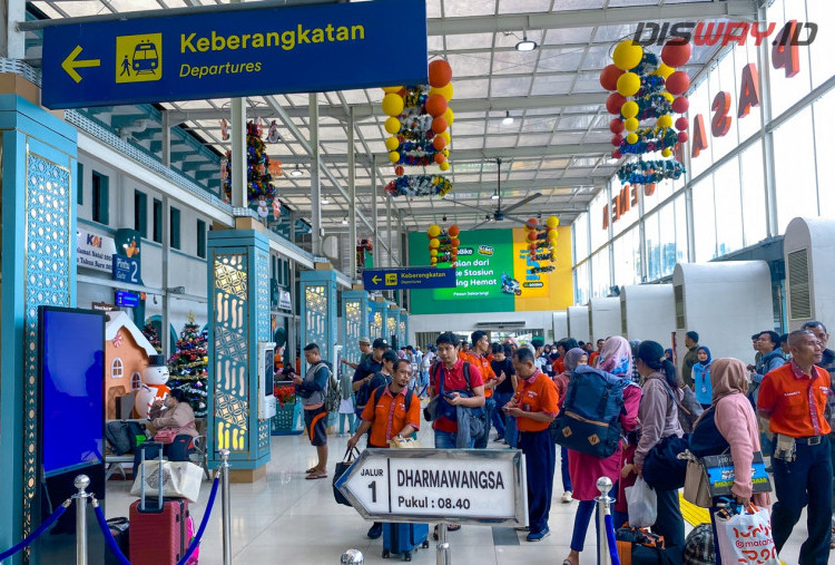 Hari Raya Natal 2024: Penumpang di Stasiun Gambir dan Pasar Senen Masih Tinggi, 40 Ribu Lebih Tiket Terjual