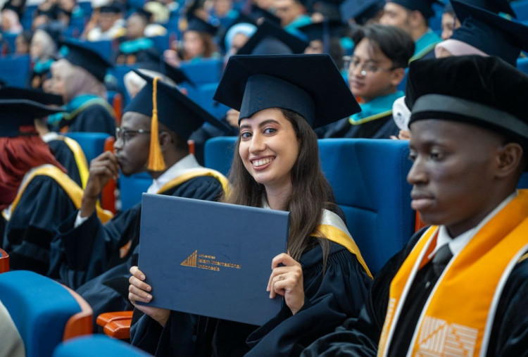 UIII Wisuda 204 Lulusan dari 22 Negara, 34 Doktor Jadi Angkatan Perdana