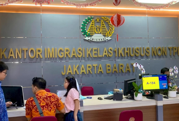 KPK OTT Kepala Kantor Imigrasi Jakbar, Barbuk Kendaraan hingga Emas Disita