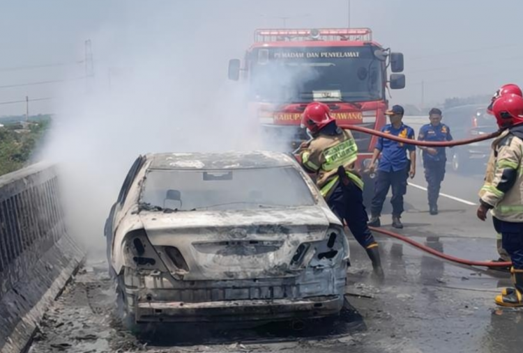 Asap dari Bawah Mobil, Toyota Camry yang Dikendarai Lansia 75 Tahun Terbakar di Tol MBZ Arah Cikampek
