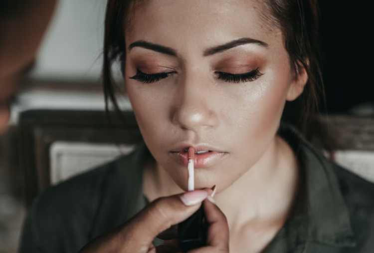 5 Cara Makeup Tahan Lama Tanpa Setting Spray, Fokus di Tahap Ini!