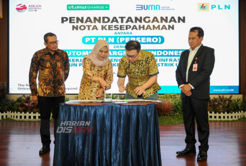 MoU kerjasama Utomo Charge+ dan PLN saat peresmian Stasiun Pengisian Kendaraan Listrik Umum (SPKLU) Utomo Charge+ di Jalan Basuki Rahmat, Surabaya, Jawa Timur, Rabu, 16 Agustus 2023. PT Utomo Chargeplus Indonesia menyediakan SPKLU dengan daya 120kW menggandeng PT PLN (Persero) UID Jawa Timur untuk pengisian daya mobil listrik untuk mempercepat infrastruktur kendaraan listrik di Jawa Timur.  (Julian Romadhon/Harian Disway)
