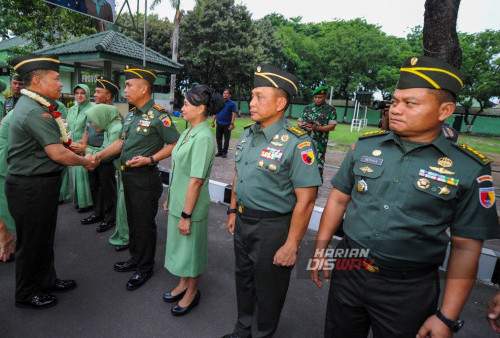 Mayjen TNI Rafael Granada Baay dalam sambutannya mengucapkan terima kasih dan penghargaan yang tinggi kepada Mayjen TNI Farid Makruf beserta keluarga dan seluruh keluarga besar Kodam V/Brawijaya. Dan juga kepada Forkopimda Jatim yang turut serta membantu dalam mendukung acara lepas sambut ini. (Julian Romadhon/Harian Disway)
