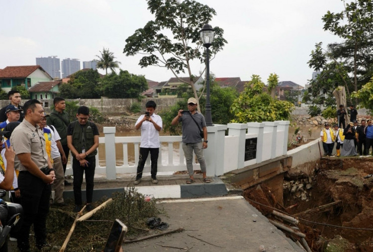 Jembatan Kemang Pratama Raya Putus Karena Banjir, Menko Infrastruktur : TNI Siapkan Jembatan Sementara