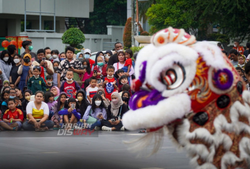 Pengunjung berdesakan melihat atraksi Barongsai dari sanggar Lima Naga di di Alun-alun Kota Surabaya, Jawa Timur, Sabtu (21/1/2023). Dalam menyambut Tahun Baru Imlek, Pemerintah Kota (Pemkot) Surabaya menggelar penampilan seni dan budaya Tionghoa secara gratis untuk masyarakat di Kota Pahlawan. Berbagai tampilan seni dan budaya yang digelar tersebut bisa menjadi salah satu alternatif hiburan pada akhir pekan bagi masyarakat di Kota Pahlawan. Hal ini sesuai dengan instruksi Wali Kota Surabaya Eri Cahyadi yang mengimbau kepada seniman dan anak muda untuk memanfaatkan Komplek Alun-Alun Surabaya, seperti Balai Pemuda dan Gedung Balai Budaya sebagai pusat kesenian dan budaya. 