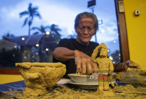 Proses pembuatan karya seni dari Tanah liat yang saat berlangsungnya Seni Pottery di Kartini Room Surabaya Suites Hotel Jawa Timur, Minggu 21 Januari 2024. Para pegiat seni yang berjumlah 25 orang menggelar kegiatan bertajuk Le' Pale' dengan salah satu rangkaian acaranya Seni Pottery membuat karya seni dari Tanah Liat. Kegiatan Seni Pottery disebut memiliki filosofi kehidupan berupa sikap toleransi dan telaten dalam menghadapi perbedaan agar dapat menyatukan keberagaman, karena pembuatannya memerlukan ketelitian dan kesabaran. (Moch Sahirol/Harian Disway)