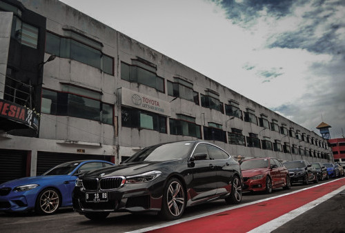 Barisan mobil BMW milik konsumen yang siap merasakan sensasi berkendara di dalam sirkuit Sentul.