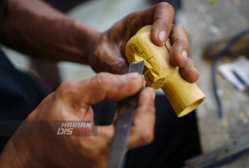 Sejumlah pengrajin melakukan proses pembuatan Wayang Potehi di klenteng Hong San Kiong di Gudo, Jombang, Jawa Timur, Sabtu 6 Agustus 2022. Kesenian khas Tiongkok tersebut masih tetap digelar di berbagai kesempatan khususnya menjelang perayaan Tahun Baru Imlek. 
