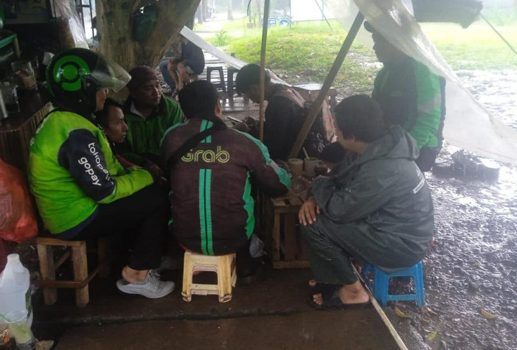 PHK Menggila 2025, Kelas Menengah Terpaksa Jadi Ojol dan freelance: Pengangguran Tembus 7,3 Juta