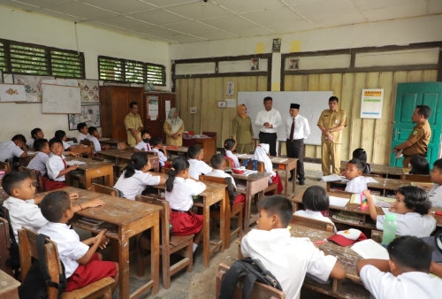 Bereskan Kelas Rusak Hingga Perbaiki Rumah Penjaga Sekolah di Muba