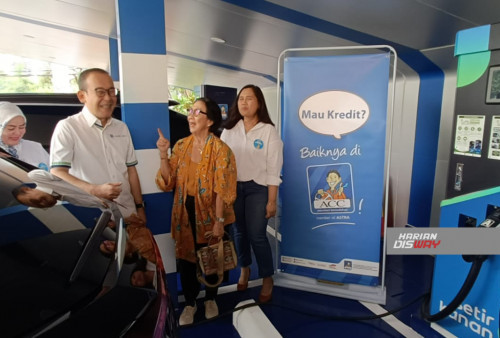 Dari kiri ke kanan  : EVP Retention Business Vivi Elfira, Chief Operating Officer Devy Santoso,  EVP Retail Operation Jeanny Simbolon. Dalam rangka mendukung pembiayaan mobil listrik yang ramah lingkungan, ACC memberikan program pengisian daya mobil listrik secara gratis khusus untuk customer. Selain itu ACC juga memberikan uji emisi gratis untuk kendaraan customer.