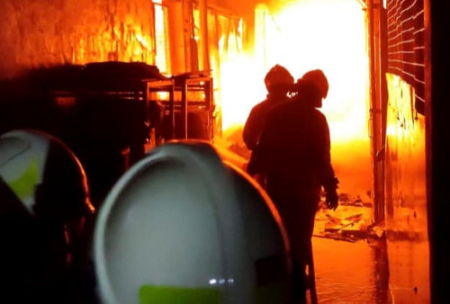 Dugaan Konsleting Listrik, Sebuah Pabrik Terbakar di Kebun Jeruk