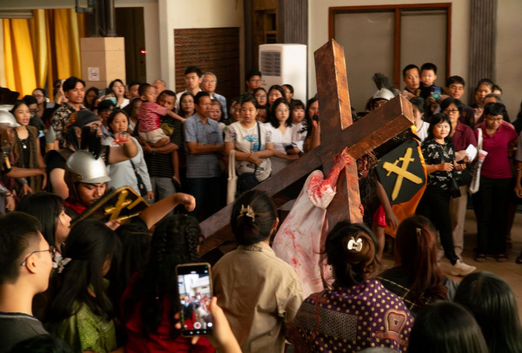 Umat Berefleksi lewat Visualisasi Jalan Salib di Gereja Santo Vincentius A Paulo Surabaya 