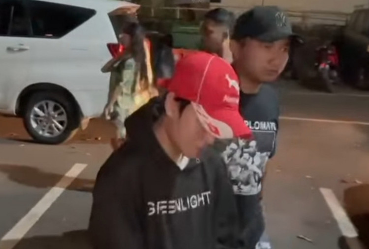 Aksi Wanita di Bekasi Nekat Bawa Kabur Taksi Online dan Speakernya, Sembunyi di Atap Rumah saat Ditangkap