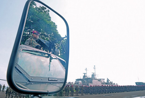 Seorang anggota Balatalyon Intai Amfibi ( Yon Taifib )2 Marinir siaga di atas kendaraan tempur saat Gelar Kesiapan Pasukan Dan Alutsista Pengamanan Laut KTT G20 di Bali .  3000 Personil TNI AL dikerahkan untuk perhelatan internasional yang akan digelar di Bali tersebut. Forum itu akan dihadiri oleh 19 negara utama dan Uni Eropa.  Laksamana Yudo Margono menginstruksikan kepada pasukannya dalam siaga tempur. 