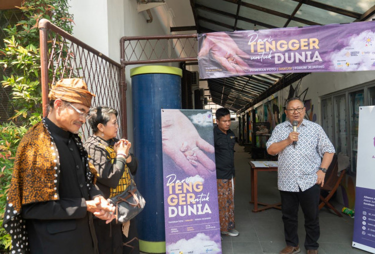 Pameran Foto Suara dari Tengger Pertemukan Uskup Surabaya MoDik dan Romo Eko