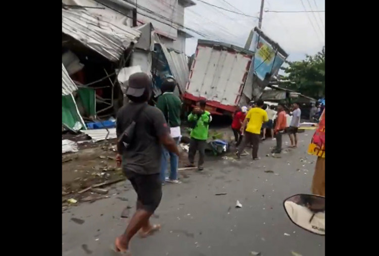 Ngeri! Sejumlah Pemotor Terkapar Dihajar Truk Rem Blong di Semarang, Supir Terjepit di Kabin