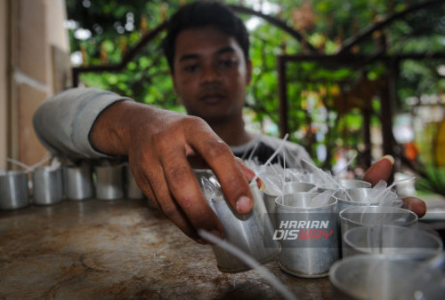 Pengrajin menata kue keranjang di Rumah Produksi di Surabaya, Jawa Timur, Kamis, 1 Februari 2024. Menjelang Tahun Baru Imlek 2575 pesanan kue keranjang mencapai 160 pack dengan harga Rp20 ribu hingga Rp35 ribu tergantung ukuranya. (Julian Romadhon/Harian Disway)

