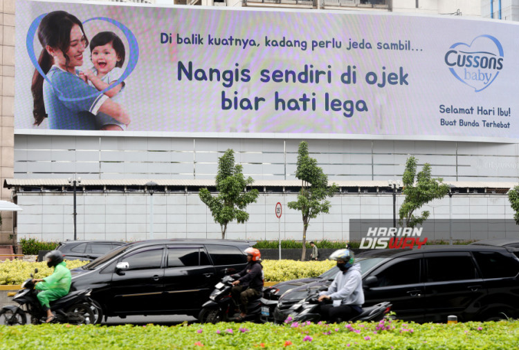 Pesan visual yang ditampilkan merefleksikan realitas keseharian para bunda yang kerap tetap menjalankan peran caregiving meski kondisi fisik dan mental tidak selalu optimal. Salah satu potret yang diangkat adalah momen sederhana mengambil rehat, seperti menyempatkan waktu begadang menonton drama Korea untuk menjaga suasana hati. Data YouGov dan Halodoc 2025 menunjukkan bahwa kebutuhan bunda untuk beristirahat dan merawat diri masih sering terabaikan, meskipun peran tersebut terus dijalankan tanpa jeda.