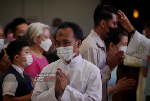 Umat Katolik mengikuti Misa Rabu Abu di Gereja Katolik Kristus Raja Surabaya, Jawa Timur, Rabu (22/2/2023). Umat Katolik mengawali masa Prapaskah dengan peringatan Rabu Abu, yaitu mengoleskan abu di dahi. Selama masa Prapaskah atau 40 hari ke depan, umat Katolik melaksanakan pantang dan puasa untuk menyambut Paskah atau hari kebangkitan Tuhan Yesus Kristus. (foto: Julian Romadhon)