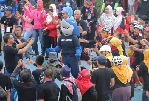 Maskot Rolasmania berbaur bersama lintas angkatan IKA Rholaz .untuk performance.  Rolasmania merupakan suporter fanatik yang dimiliki SMPN 12 Surabaya dan selalu hadir memberi semangat saat tim sekolahan tersebut bertanding.  Tampak peserta Rholaz Pitulasan hanyut terbakar semangatnya dengan yel-yel dan  tabuhan bass drum dari Rolasmania.