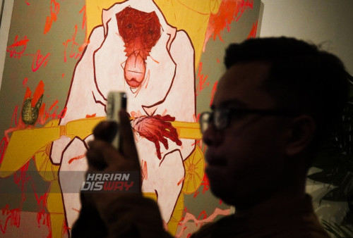 Pengunjung mengamati lukisan yang dipajang di Artspace, Artotel TS Suites, Surabaya, Jawa Timur,Selasa, 15 Agustus 2023. Pameran yang menampilkan sebanyak 13 karya lukis dari hasil kolaborasi seniman lukis Andriel Arizoon dan Juju Sant yang bertakjuk Becoming tersebut berlangsung hari ini 15 Agustus 2023 hingg 15 Oktober 2023. (Julian Romadhon/Harian Disway)