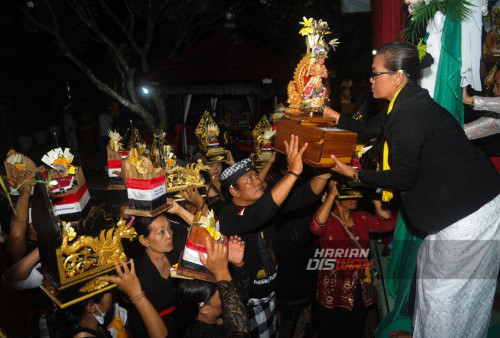 Upacara Pembejian Pura Penataran Luhur Medang Kamulan 