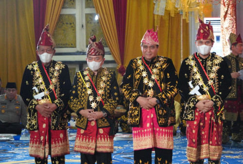 Gubernur Al Haris dan Wakil Gubernur Abdullah Sani Dianugerahi Gelar Adat Melayu Jambi