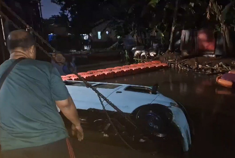 Gegara Jalan Tertutup Luapan Air, Angkot D01 Nyemplung di Kali Jatayu: Pengemudi dan Penumpang Selamat