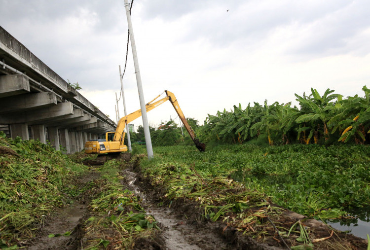 Eceng Gondok di Kali Perbatasan Picu Banjir Gunung Anyar, Pemkot Surabaya Terpaksa Turun Tangan