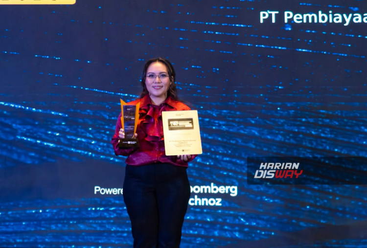 Direktur Keuangan AdaKami, Valentina Juveline, menunjukkan penghargaan Top Company in Transparent & Responsible P2P Lending yang diraih pada Indonesia Top Companies Recognition 2026. Apresiasi tersebut memperkuat komitmen perusahaan dalam mengedepankan tata kelola yang baik, inovasi teknologi, dan perlindungan konsumen di sektor pembiayaan digital