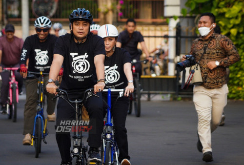 Walikota Surabaya Eri Cahyadi bersama sejumlah peserta yang tergabung dalam 031 Brompton Community Surabaya mengikuti World Bicycle Day (Hari Sepeda Sedunia) di Balai Kota Surabaya, Jawa Timur, Selasa 28 Juni 2022. Bersepeda juga bagian solusi mobilitas untuk membantu kota ramah lingkungan dalam mengurai permasalahan peningkatan emisi akibat pertumbuhan jumlah polusi kendaraan. Kesadaran tersebut kembali dirasa ketika pandemi Covid-19 berdampak pada sistem transportasi. 
