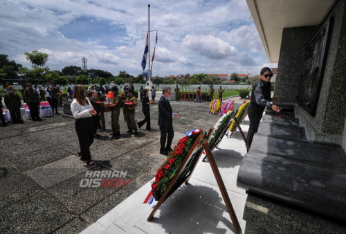 Konsul Kehormatan Belanda Lily Jessica (kanan) menaburkan bunga di Monumen Ereveld yang terletak di tengah-tengah makam kehormatan Kembang Kuning di Surabaya, Jawa Timur, Senin (27/2/2023). Ziarah ke Ereveld (Makam Kehormatan) tersebut untuk menghormati prajurit Angkatan Laut yang gugur dalam pertempuran Perang Dunia II melawan tentara Jepang yang menewaskan sebanyak 4000 tentara Belanda, Amerika Serikat, Australia, dan Inggris di Laut Jawa pada 27 Februari 1942. (foto: Julian Romadhon)