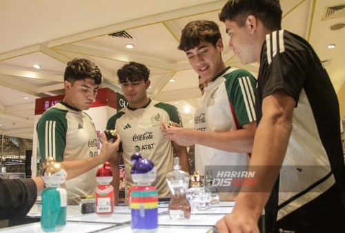 Timnas U-17 Mexico saat berbelanja di Mall Tunjungan Plaza Surabaya Jawa Timur, Minggu 19 November 2023. Terlihat 29 Timnas serta Tim Officialnya tersebut berjalan kaki menyusuri UMKM di Tunjungan, banyak pengunjung yang meminta foto bersama. Disebutkan tujuan mereka untuk menikmati suasana malam hari di Kota Surabaya dan berujung berbelanja di Mall Tunjungan Plaza, Surabaya. (Moch Sahirol/Harian Disway)
