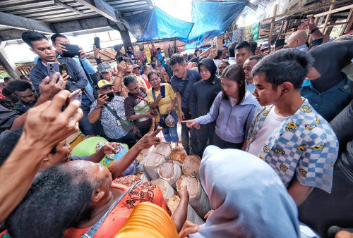 Komiten Wujudkan Indonesia Emas 2045, Gibran Bagi-Bagi Susu dan Buku di Pasar Jayapura